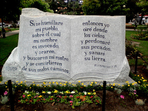 MONUMENTO A  LA BIBLIA DE TOME
